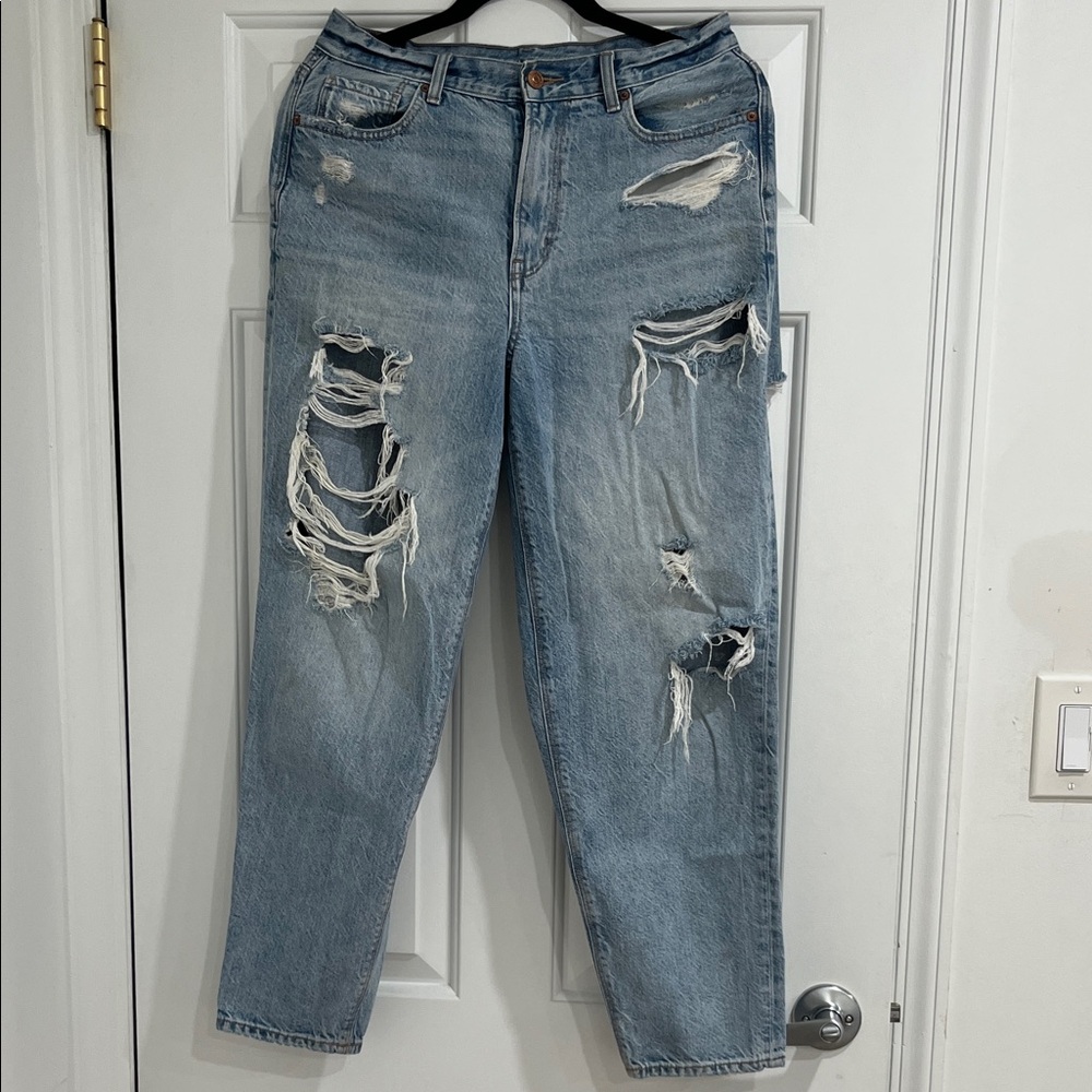 American Eagle Outfitters Light Blue Distressed Relaxed Mom Jeans